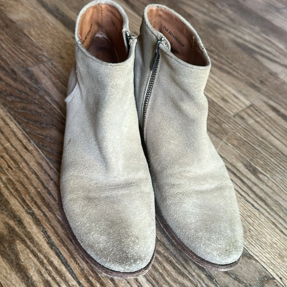 Frye Carson Piping Booties for Women Tan Suede 7.5 GUC